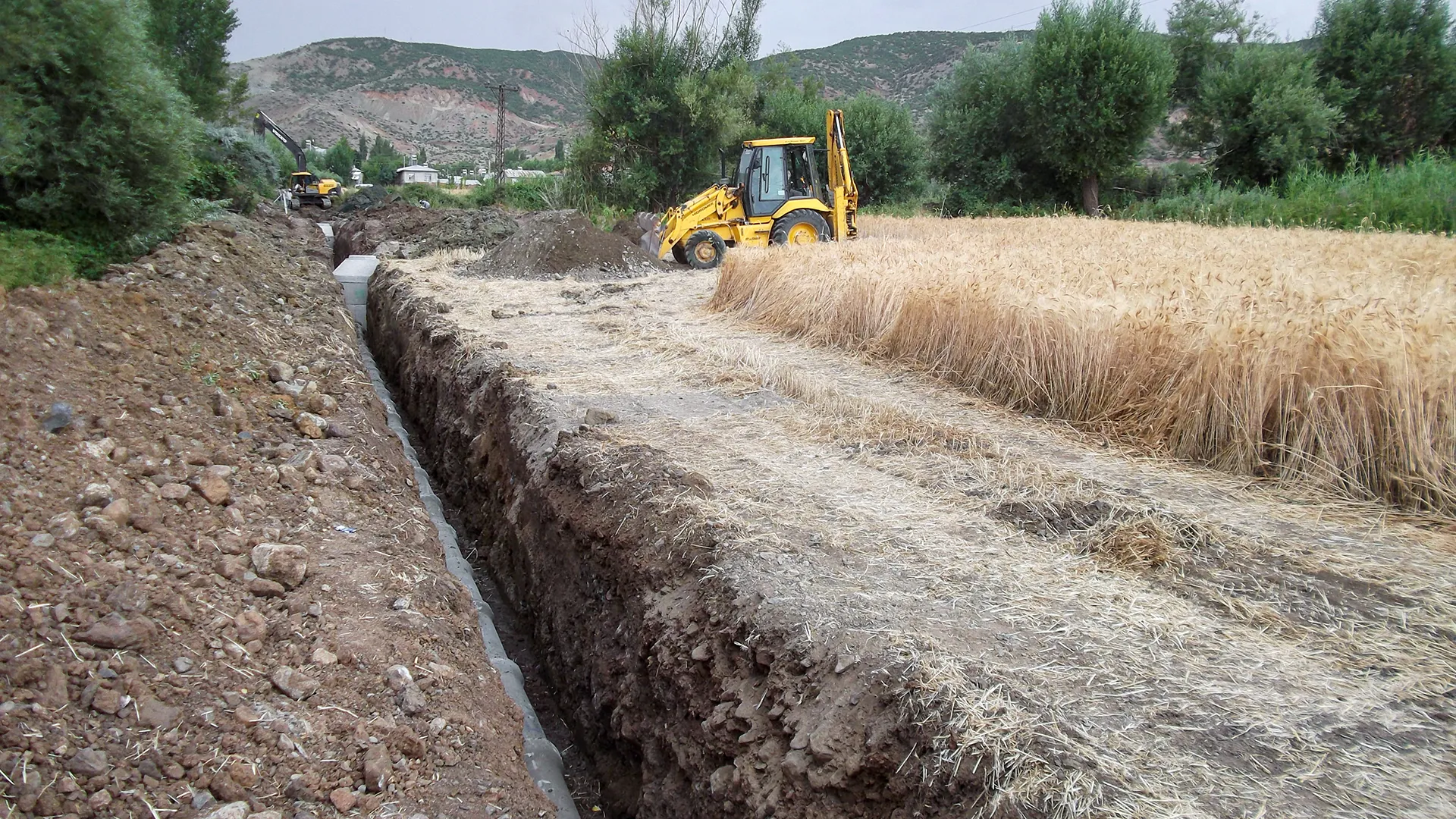 Elazığ Baltaşı Kanalizasyon İnşaatı Projesi kapsamında açılan kanalizasyon hattı kazısı