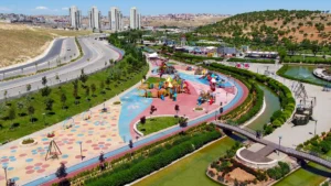 Yeşil Vadi rekreasyon alanının oyun alanları, yürüyüş yolları ve peyzaj düzenlemesini gösteren havadan görünüm